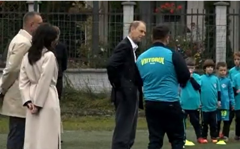 Prinţul Edward, fratele regelui Charles al III-lea al Marii Britanii, pe terenul de fotbal la Cluj