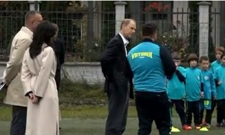 Prinţul Edward, fratele regelui Charles al III-lea al Marii Britanii, pe terenul de fotbal la Cluj