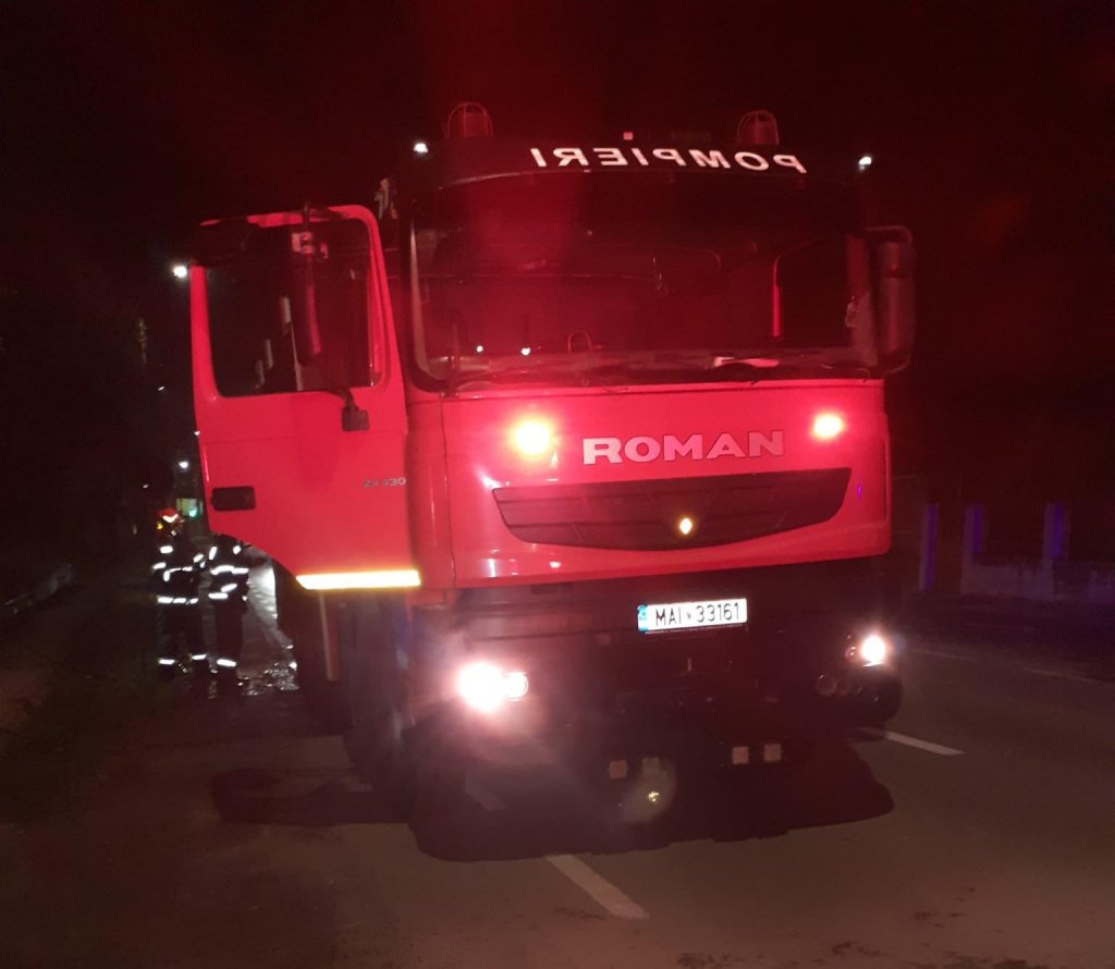 Casă cuprinsă de flăcări la Cluj. Un bărbat, transportat la spital cu arsuri