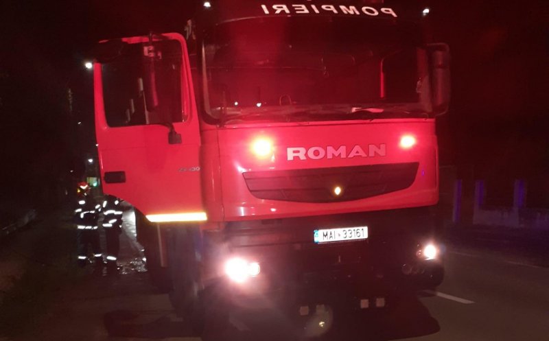 Casă cuprinsă de flăcări la Cluj. Un bărbat, transportat la spital cu arsuri