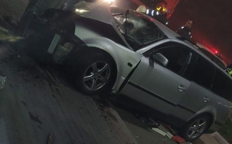 Mașina care s-a izbit de un stâlp în Dej, condusă de un ADOLESCENT de 17 ani, BĂUT. În automobil erau șase tineri