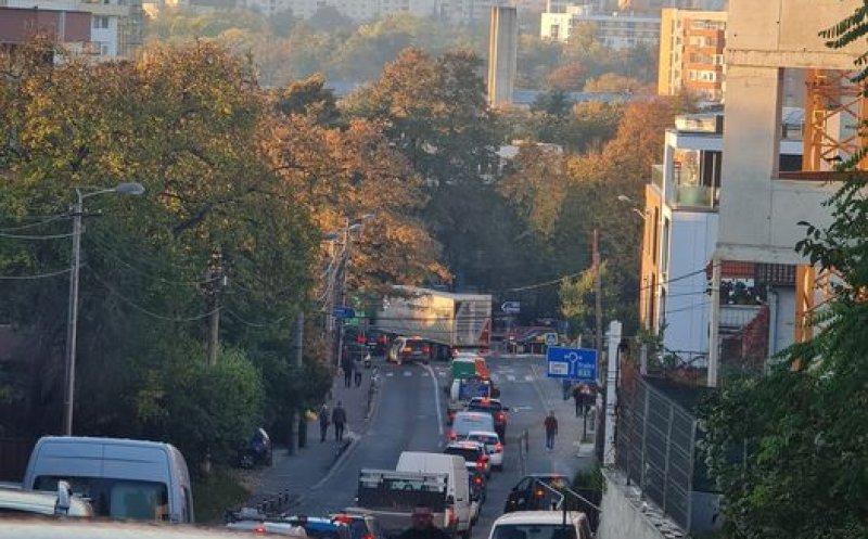 HAOS de dimineață pe Tăietura Turcului. Un TIR a rămas blocat în sensul giratoriu