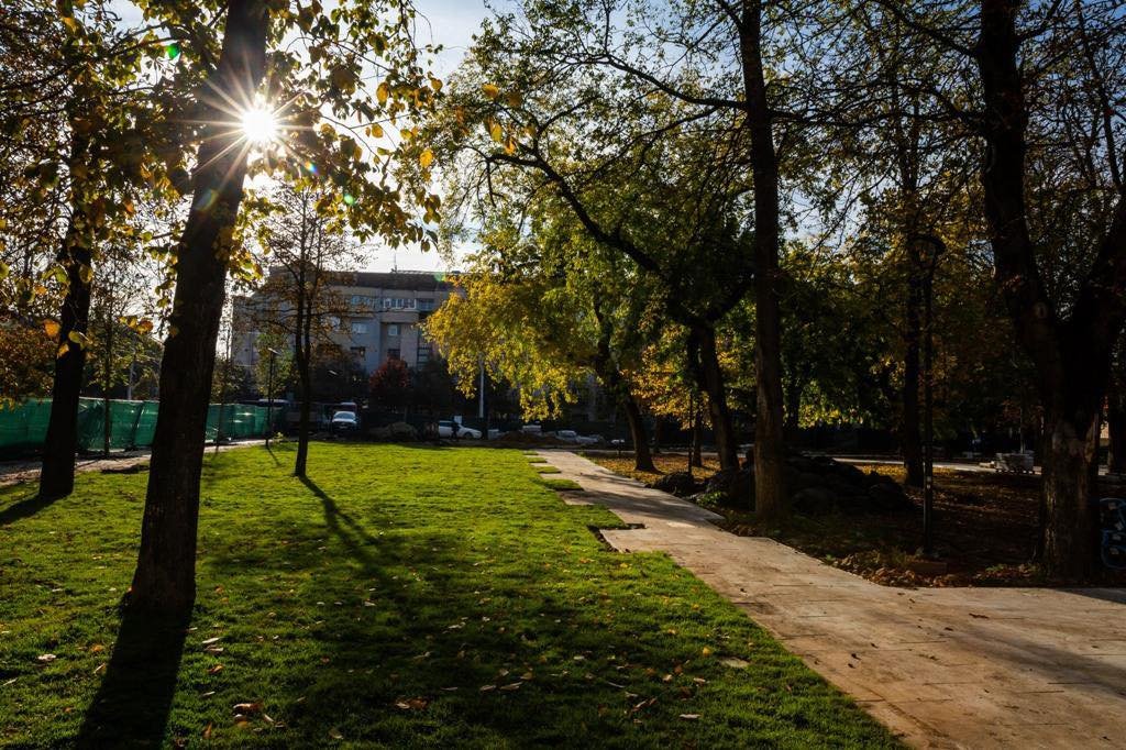 Emil Boc, pe şantierul parcului de la Teatru Național: "Lucrările sunt într-o ușoară întârziere, dar pot fi finalizate până la sfârșitul anului"