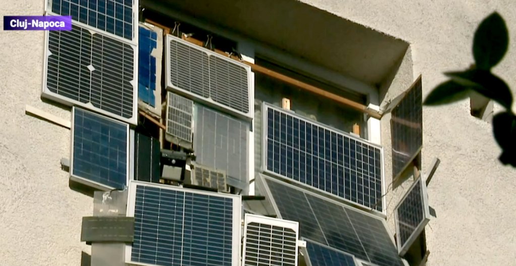 Un clujean și-a montat un ciorchine de panouri solare la geamul apartamentului. Arată oribil, dar nu încalcă legea