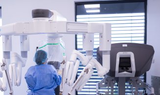 Robotul da Vinci, cel mai avansat robot chirurgical din lume, a ajuns la Spitalul Medicover Cluj
