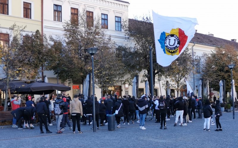 Suporterii Universității Cluj își fac încălzirea pentru derby în centrul orașului