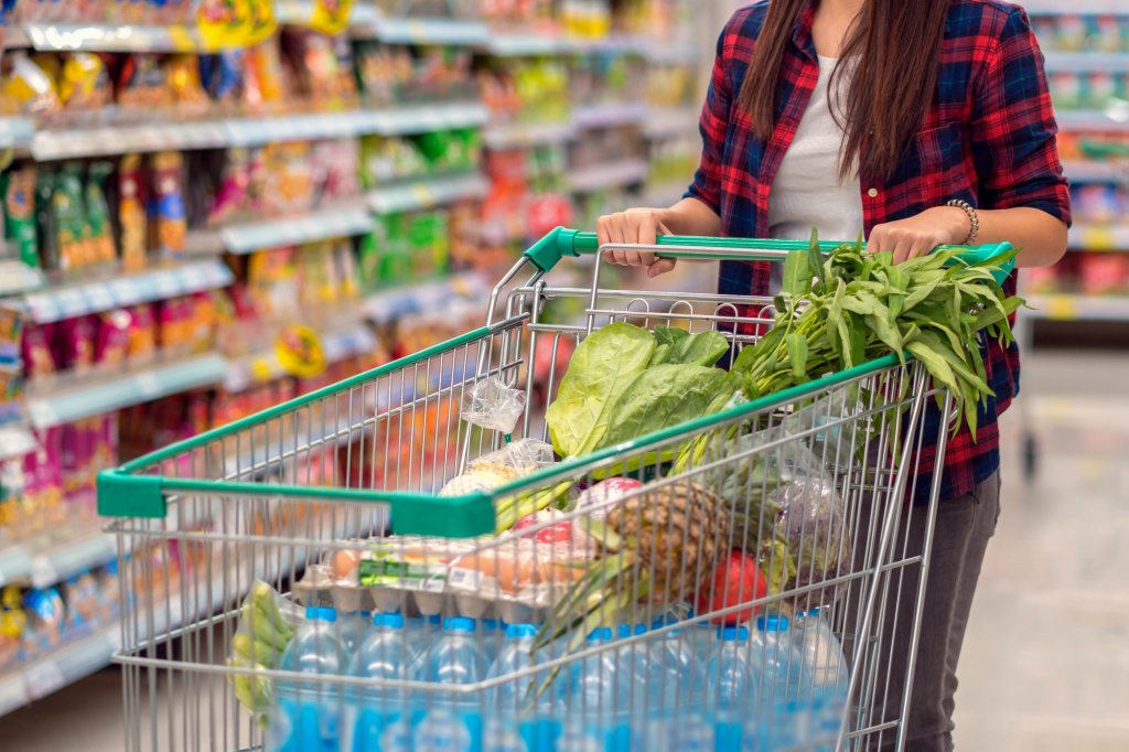 Analiză: 1 din 4 români merge zilnic la supermarket sau hypermarket