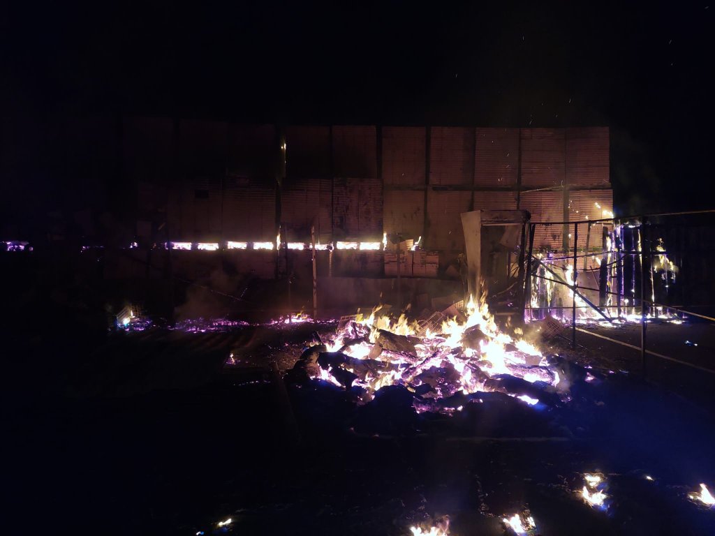 Incendiu în toiul nopții în Luna de Sus. Pompierii s-au luptat cu focul mai bine de două ore