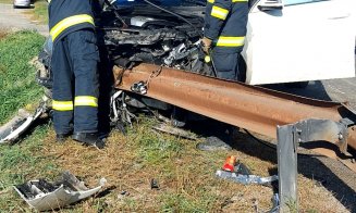 Accident în Baciu. Trei persoane au fost transportate la spital/ Una dintre mașini, cuprinsă de flăcări