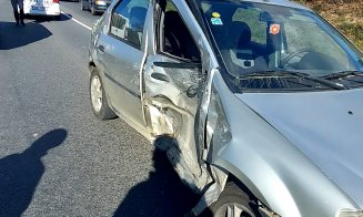 Accident în Baciu. Trei persoane au fost transportate la spital/ Una dintre mașini, cuprinsă de flăcări