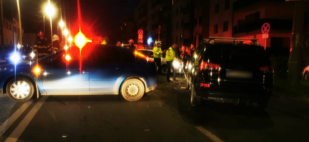 Accident cu trei mașini pe Coposu. Șase persoane, consultate de medici