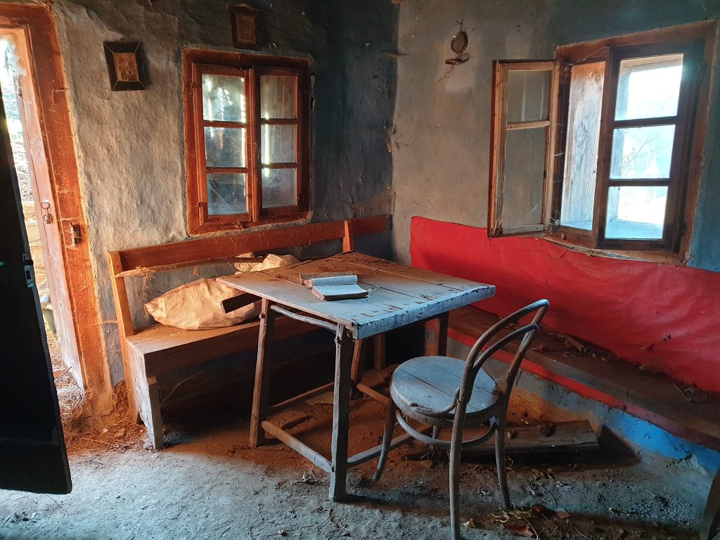 O postare mai puțin optimistă: așa arată o casă părăsită din Munții Apuseni