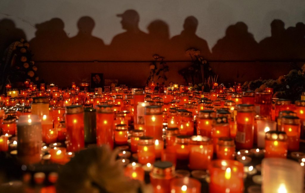 7 ani de la tragedia de la COLECTIV: 65 de morți și 150 de răniți mutilați pe viață. "Au murit și speranțele"/ Întâlnire la Clopot în centrul Clujului