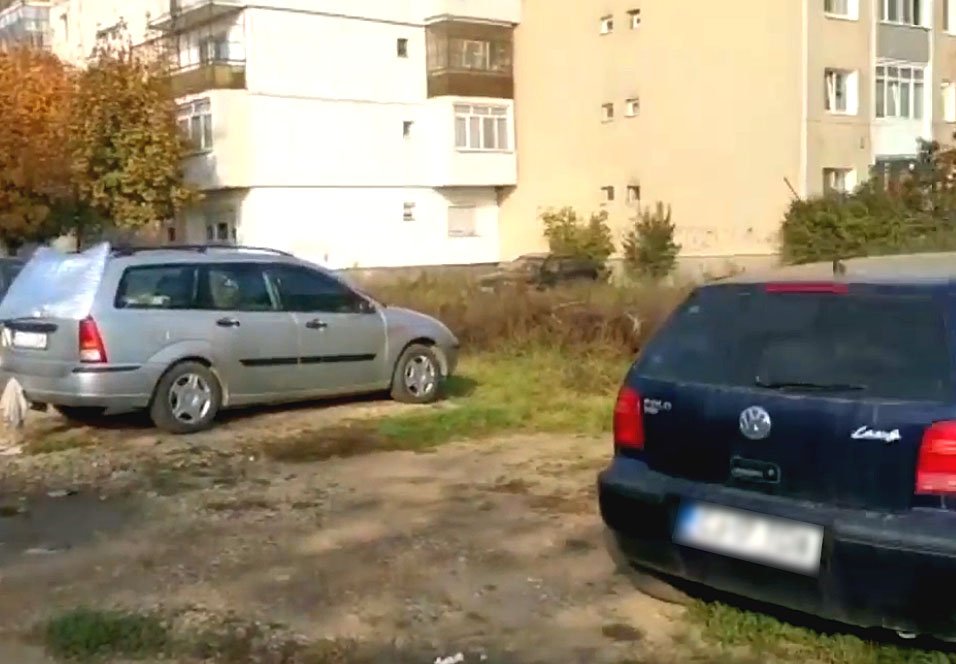 Garaje demolate în 15 zile, iar oamenii parchează în buruieni. NICIO lucrare de peste un an