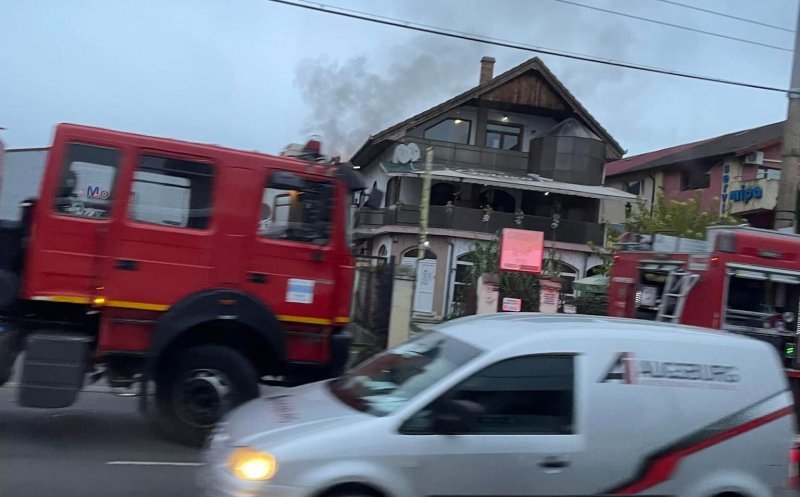 INCENDIU în Cluj-Napoca: Arde acoperişul unei case. Intervin pompierii