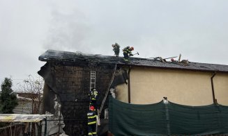 INCENDIU în Cluj-Napoca: Arde acoperişul unei case. Intervin pompierii