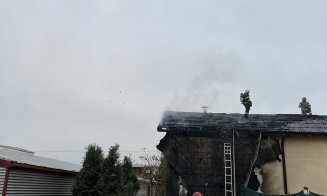 INCENDIU în Cluj-Napoca: Arde acoperişul unei case. Intervin pompierii