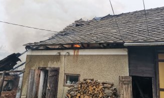 FOC într-o gospodărie din Cluj. Au intervenit trei autospeciale de stins incendii și un echipaj SMURD