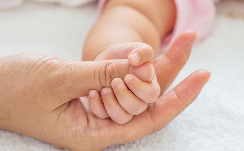 O asistentă medicală din Cluj a injectat greşit adrenalină în venă unui bebeluș. Spitalul a concediat-o