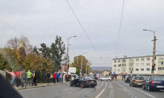 Accident cu trei mașini în Iris. O persoană a rămas încarcerată