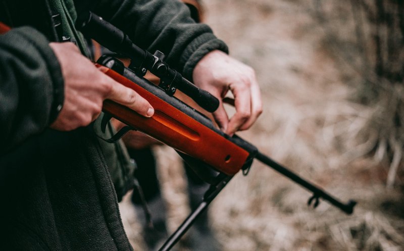 Un tânăr a fost împuşcat din greșeală la o vânătoare ilegală