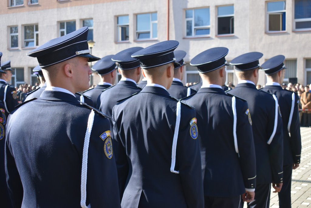 Mii de candidați la admiterea în şcolile de poliţie din Cluj-Napoca și Câmpina. Câți se "bat" pe un loc