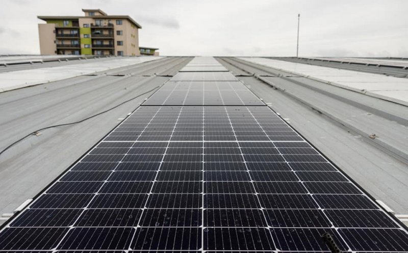 13 clădiri publice vor avea panouri fotovoltaice pentru producerea energiei electrice