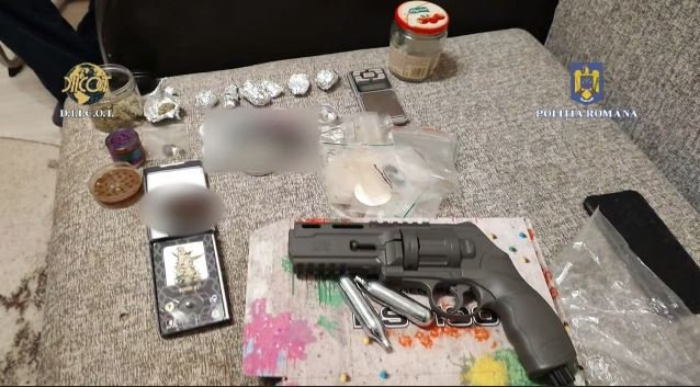 Percheziții cu "mascaţii" în Cluj la traficanţii de droguri. Zeci de persoane audiate și trei reținute/ A fost ridicat și un pistol