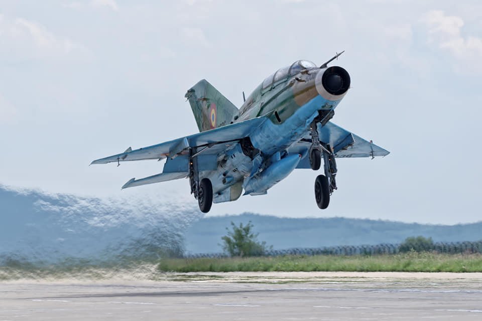Alertă cu bombă într-un avion care zbura deasupra României. Ar fi fost escortat de avioane militare de la Câmpia Turzii