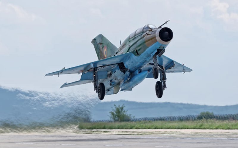 Alertă cu bombă într-un avion care zbura deasupra României. Ar fi fost escortat de avioane militare de la Câmpia Turzii