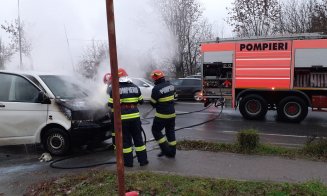 Mașină în flăcări în zona Podului N
