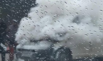 Mașină în flăcări în zona Podului N