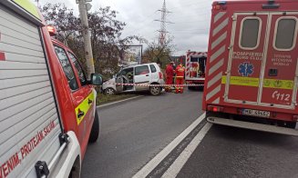 Accident pe Calea Turzii. O mașină a intrat într-un stâlp. Șoferul, în stare GRAVĂ. Se aplică manevre de resuscitare/ Bărbatul a MURIT