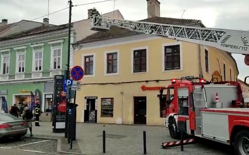 Atenție, cad țigle! Pompierii, chemați să intervină la o casă din centrul Clujului