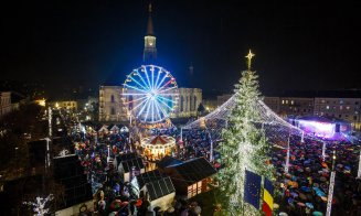 Cum arată Clujul luminat de Crăciun? Târgul a debutat în ploaie. Localnicii de la Voltaj au concertat în deschidere / A pornit și tramvaiul lui Moș Crăciun