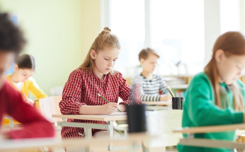 Celebrul fond al clasei nu vrea să moară. Peste jumătate din copii afirmă că profesorii cer în continuare această contribuție