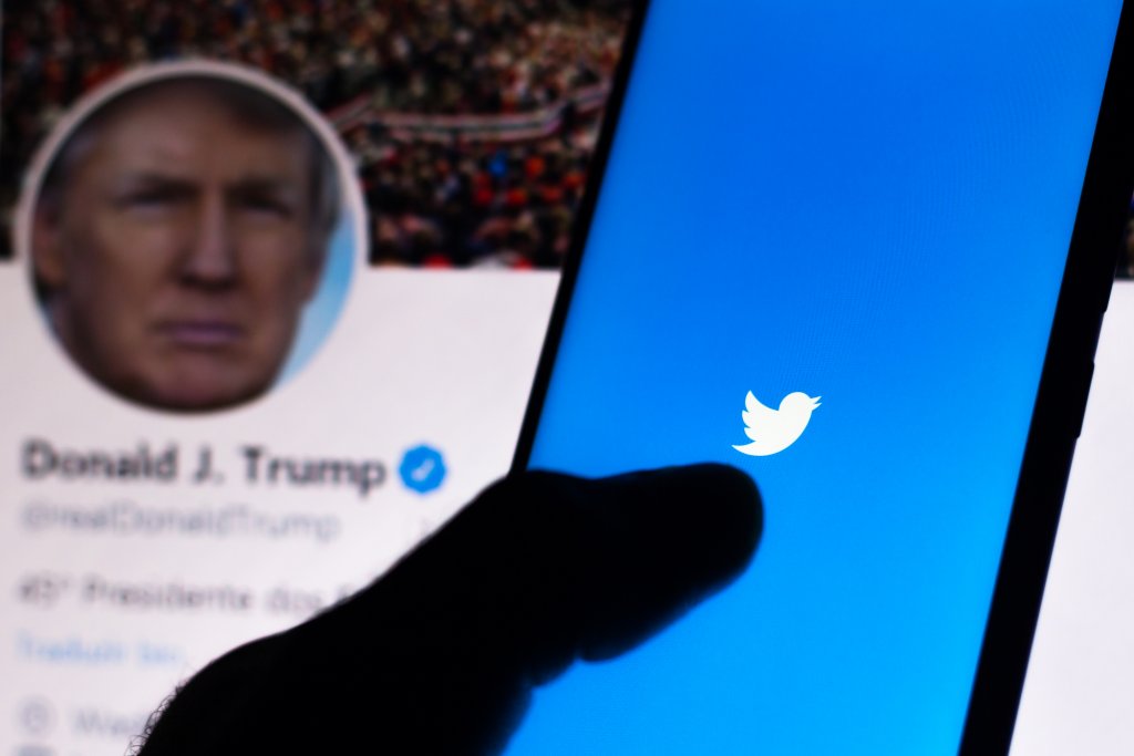 Donald Trump revine pe Twitter după ce Elon Musk, noul proprierar al rețelei de socializare i-a restabilit contul. Cum a luat cel mai bogat om din lume decizia?