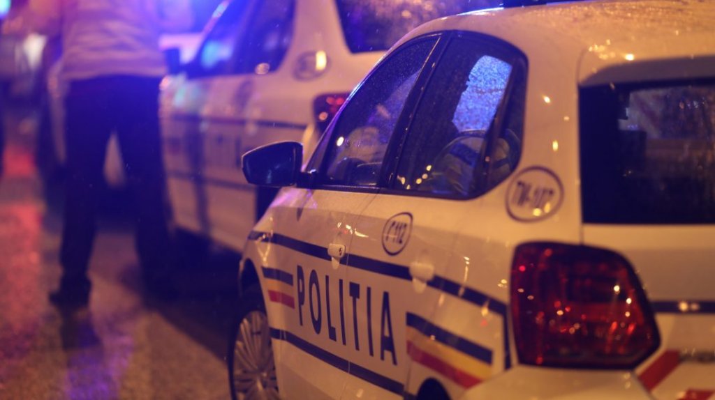 Sicanare în trafic, terminată la spital și în arest. Un bărbat și o femeie, reținuți de polițiști după ce au lovit intenționat cu mașina două persoane