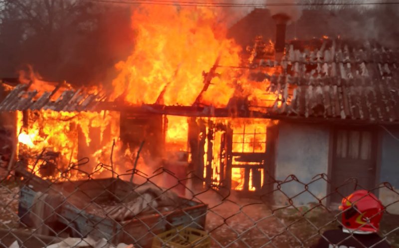 Incendiu puternic într-o gospodărie din Cluj. Au intervenit pompierii