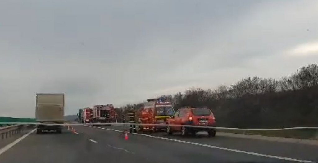 Incendiu pe Autostrada Transilvania. Focul a izbucnit la o cisternă de combustibil