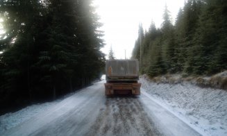 Cum se circulă pe drumurile din județul Cluj. Drumarii au împrăștiat material antiderapant