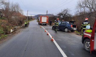 Accident pe Cluj - Oradea. O mașină a intrat în parapet