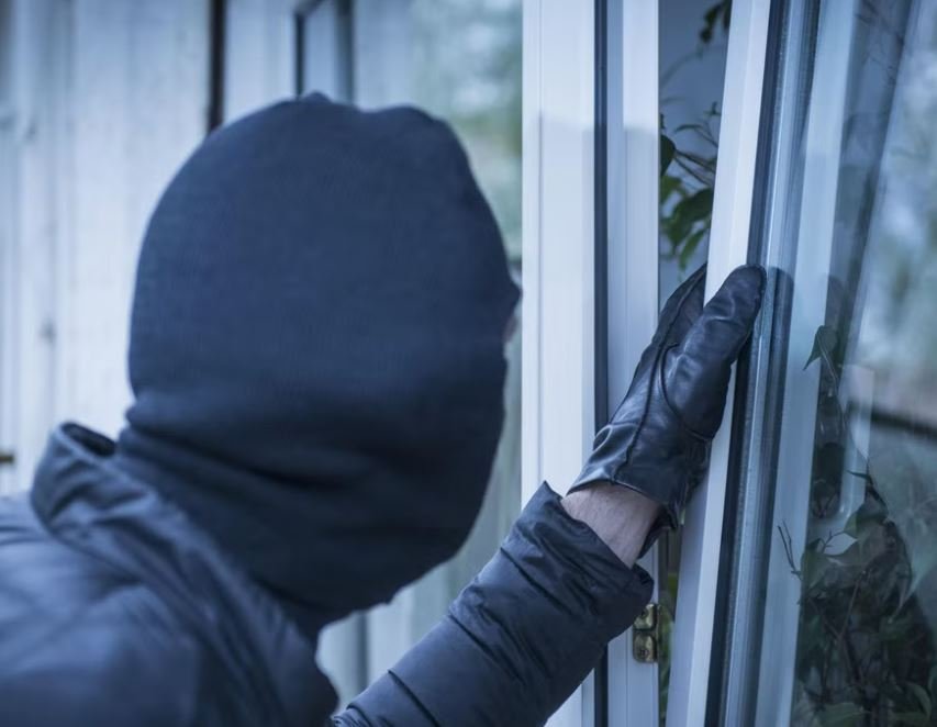 Tâlhărie într-o biserică din Cluj! Trei tineri, dintre care doi minori, cercetați pentru furt și violență
