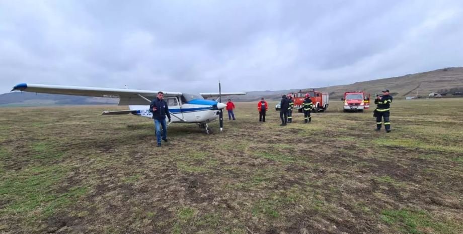 Avion de mici dimensiuni, aterizare forțată. Intervine ISU pentru descarcerare