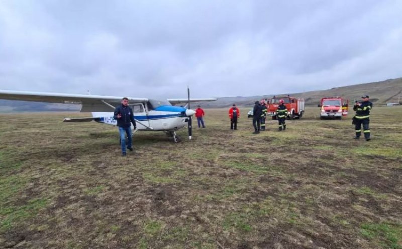 Avion de mici dimensiuni, aterizare forțată. Intervine ISU pentru descarcerare