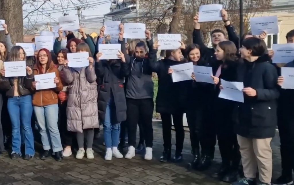 Protest la liceul din Turda, unde un fost interlop a ajuns la catedră