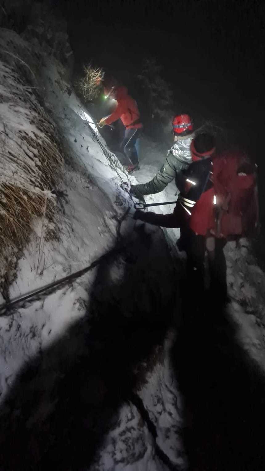 Doi tineri au rămas blocați pe munte pe un traseu periculos. Cum i-au găsit salvamontiștii