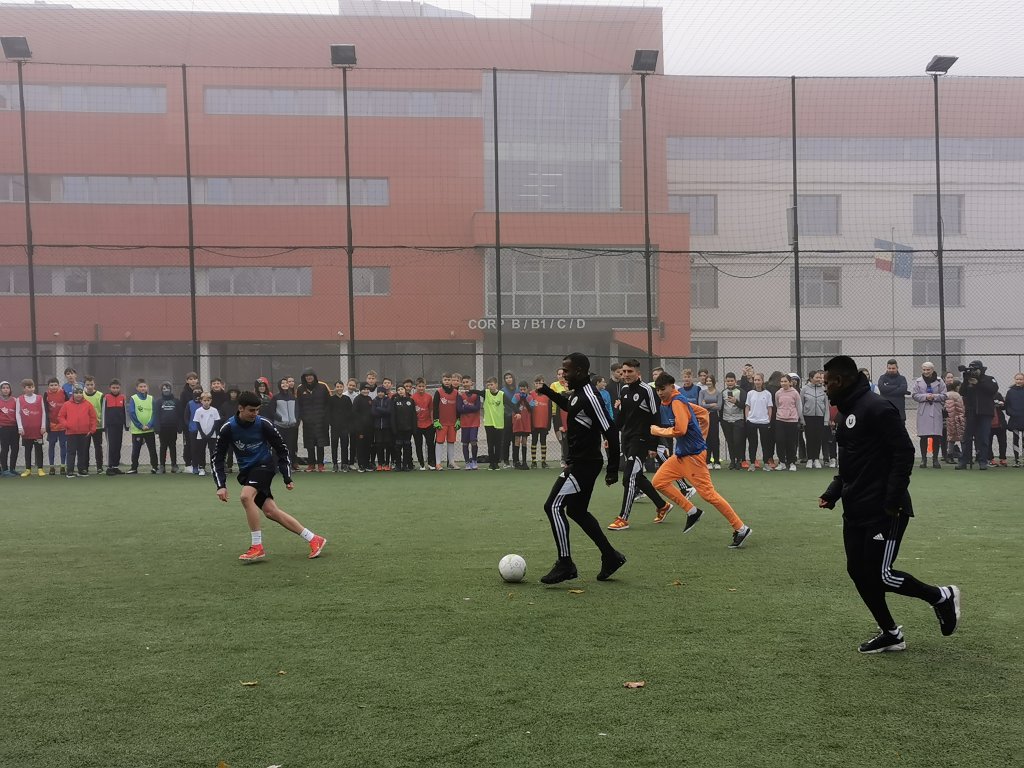 Ora de sport alături de "studenți". Elevii clujeni s-au întrecut pe teren cu jucătorii Universității Cluj