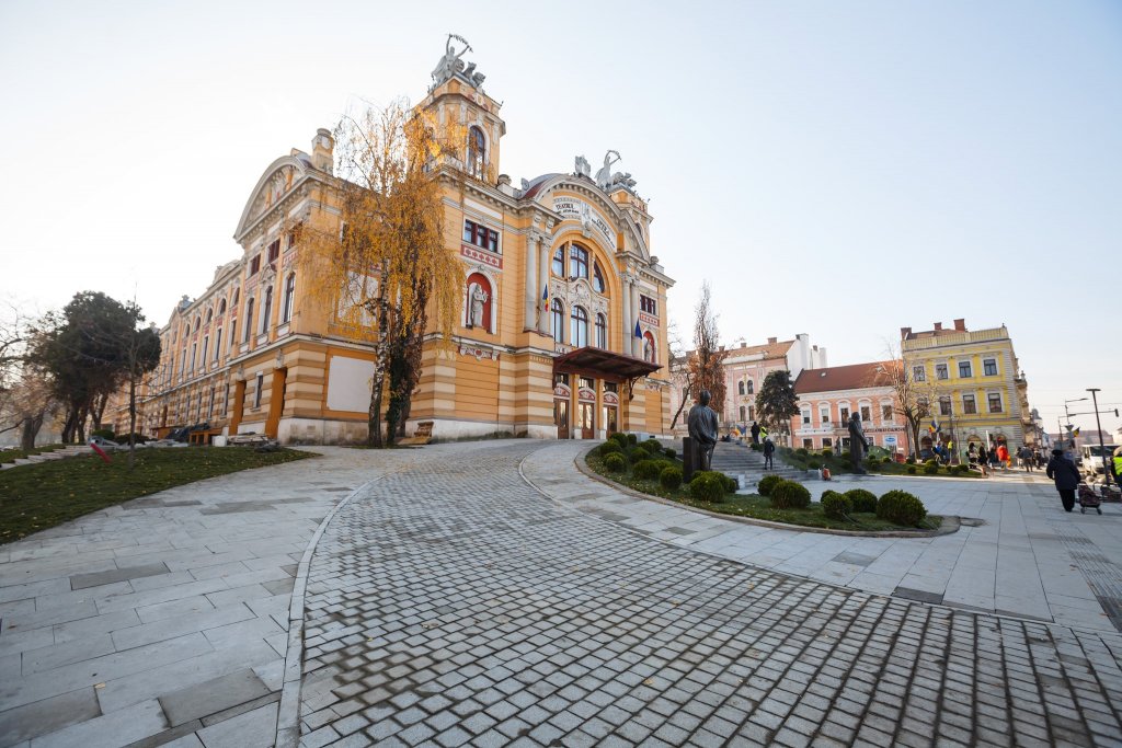 Boc a postat un album FOTO cu lucările din fața Teatrului Național, la o zi după ce clujenii le-au numit "Horror" / Cum arată ȘANTIERUL din spate