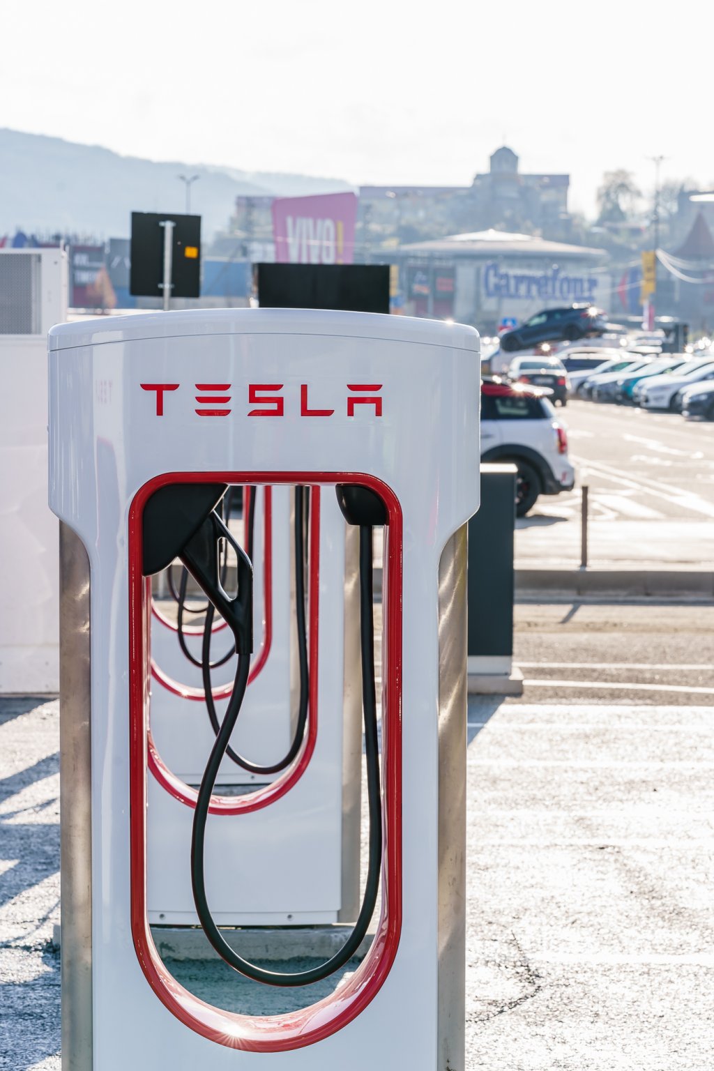 Tesla deschide la VIVO! prima stație de încărcare rapidă din Cluj-Napoca